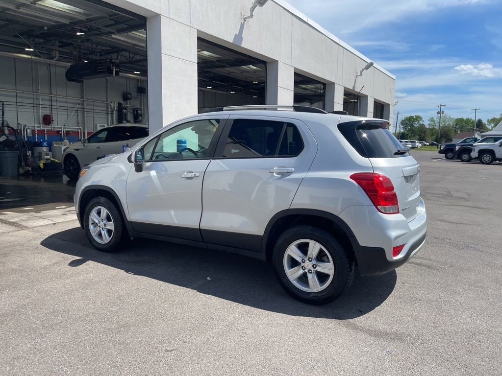 Used 2022 Silver Ice Metallic Chevrolet LT image 5