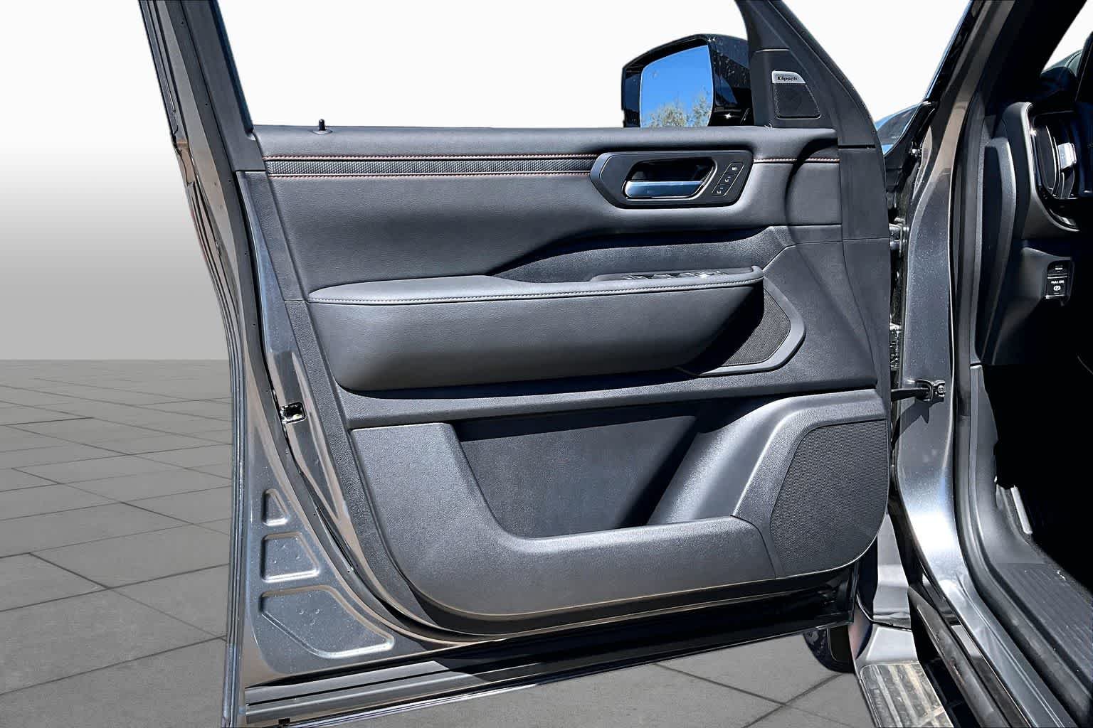 New 2026 Gun Metallic / Super Black Two-tone Nissan PRO-4X image 15