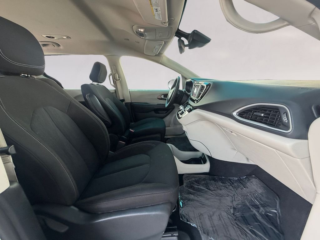 Used 2023 White Chrysler LX image 17