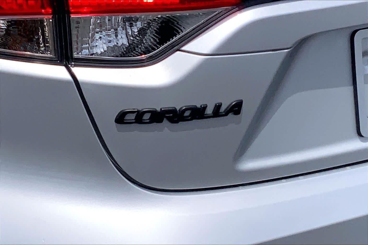 Used 2023 Classic Silver Metallic Toyota SE image 10