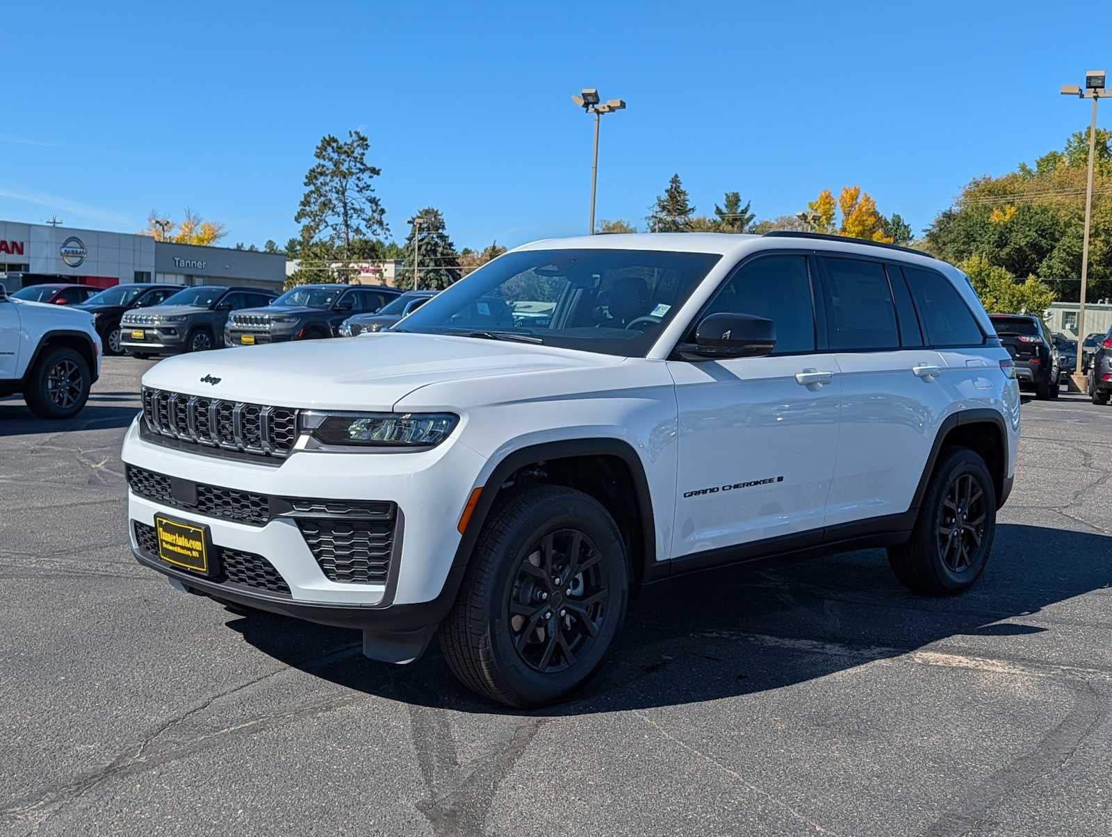 New 2026 Bright White Clear-Coat Exterior Paint Jeep Laredo Altitude image 3