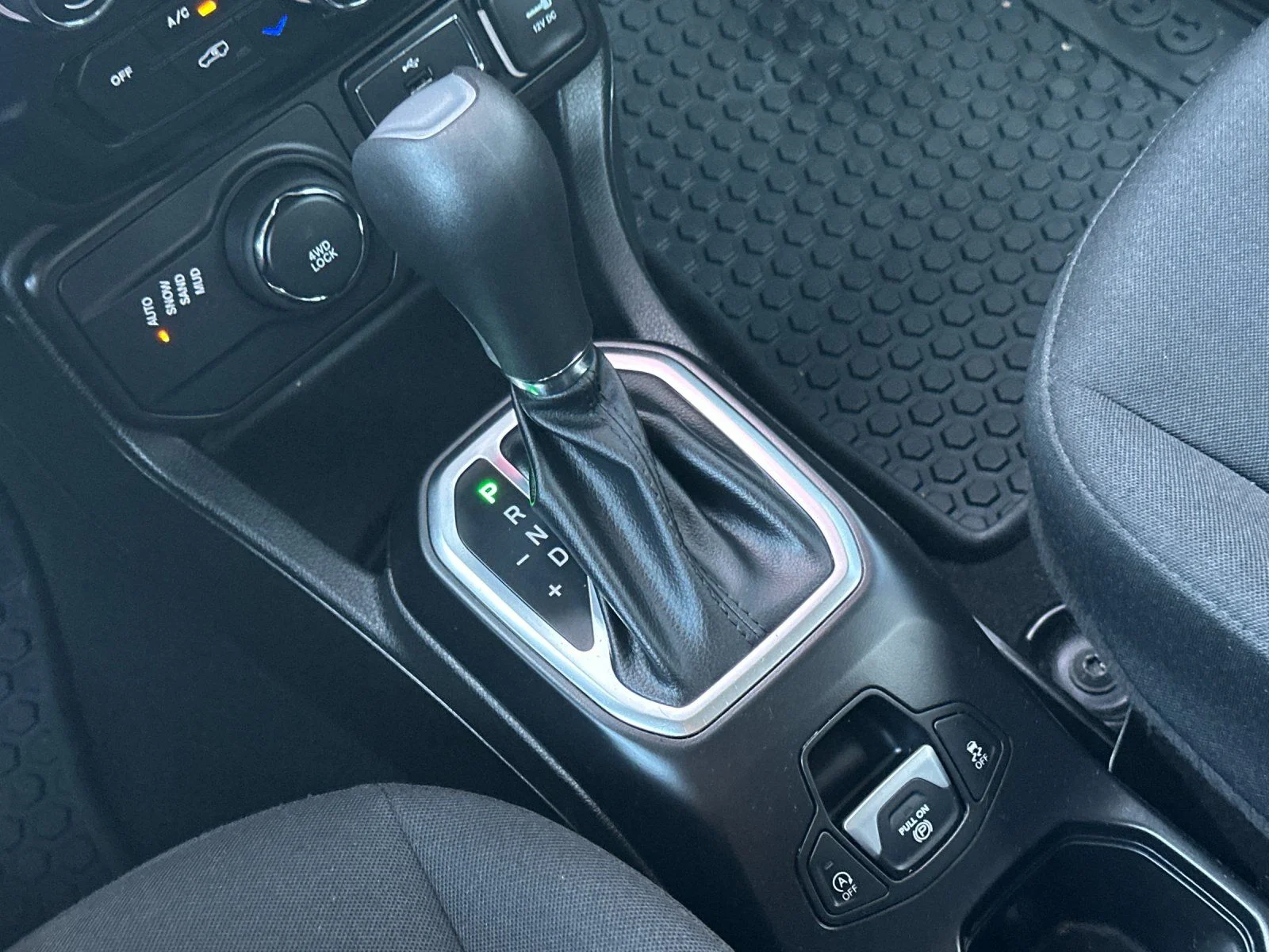 Used 2023 Alpine White Clearcoat Jeep Latitude image 21