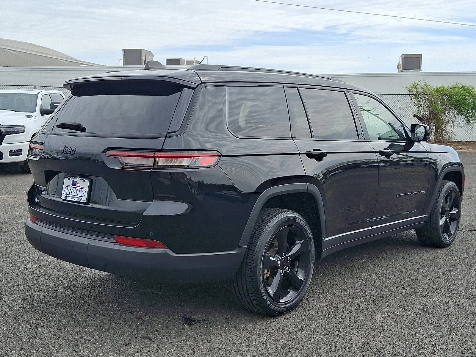 Used 2023 Diamond Black Crystal Pearlcoat Jeep Altitude image 7