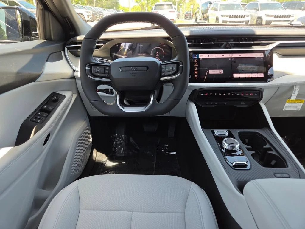New 2026 Diamond Black Crystal Pearlcoat Jeep Laredo image 25