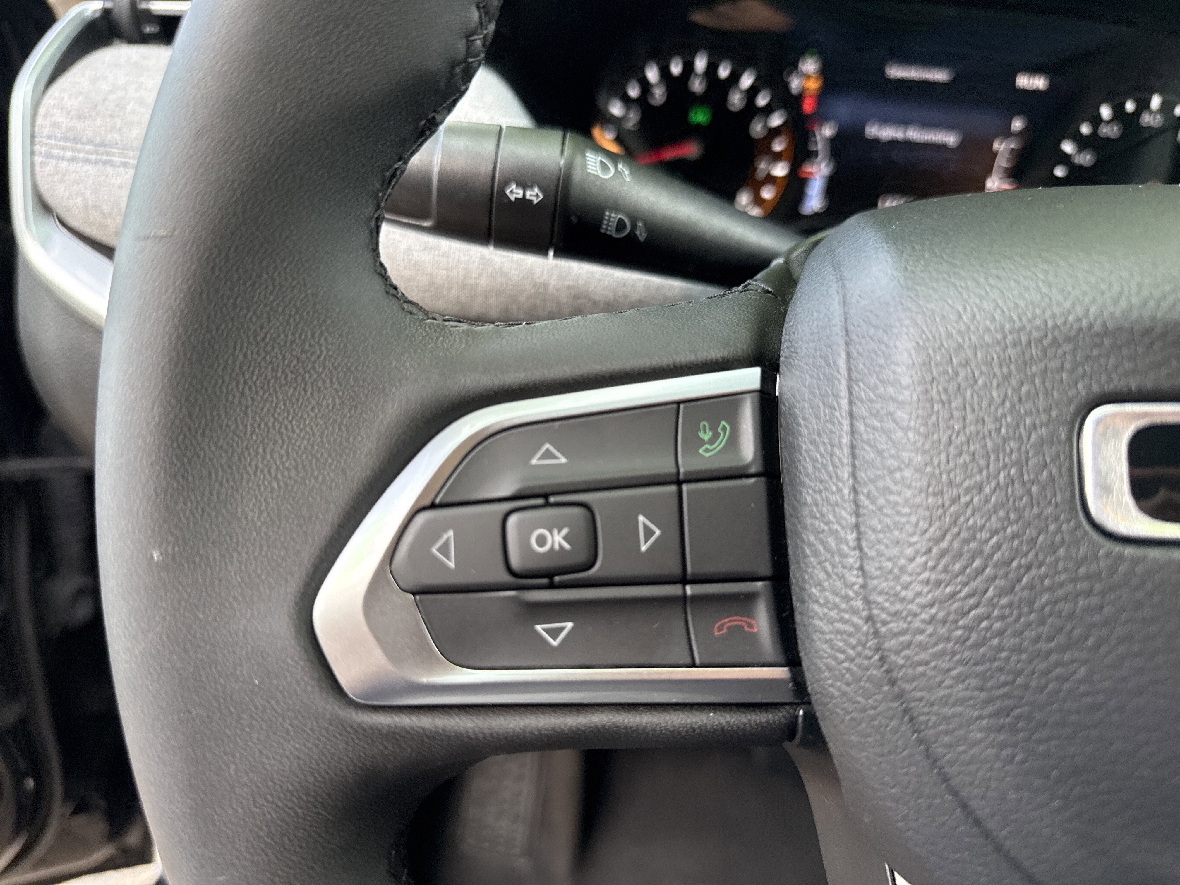 Used 2024 Diamond Black Crystal Pearlcoat Jeep Latitude image 24