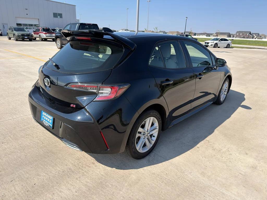 Used 2019 Midnight Black Metallic Toyota SE image 5