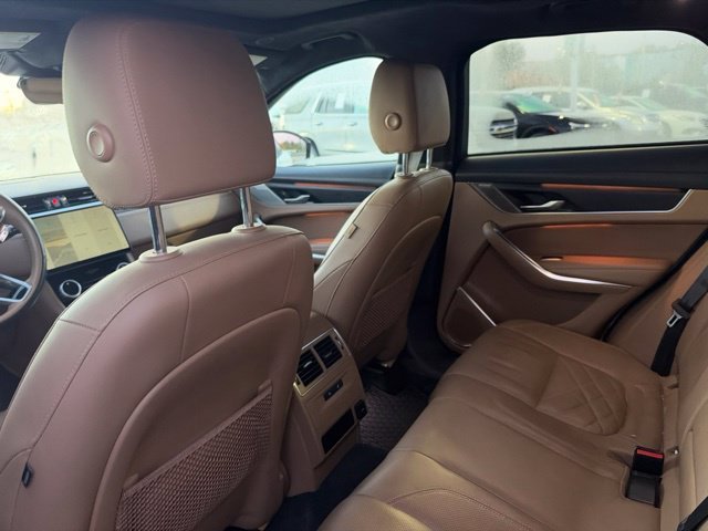 Used 2023  Jaguar P250 S image 12