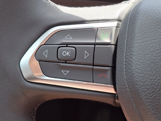 New 2026 Diamond Black Crystal Pearl-Coat Exterior Paint Jeep Latitude image 16