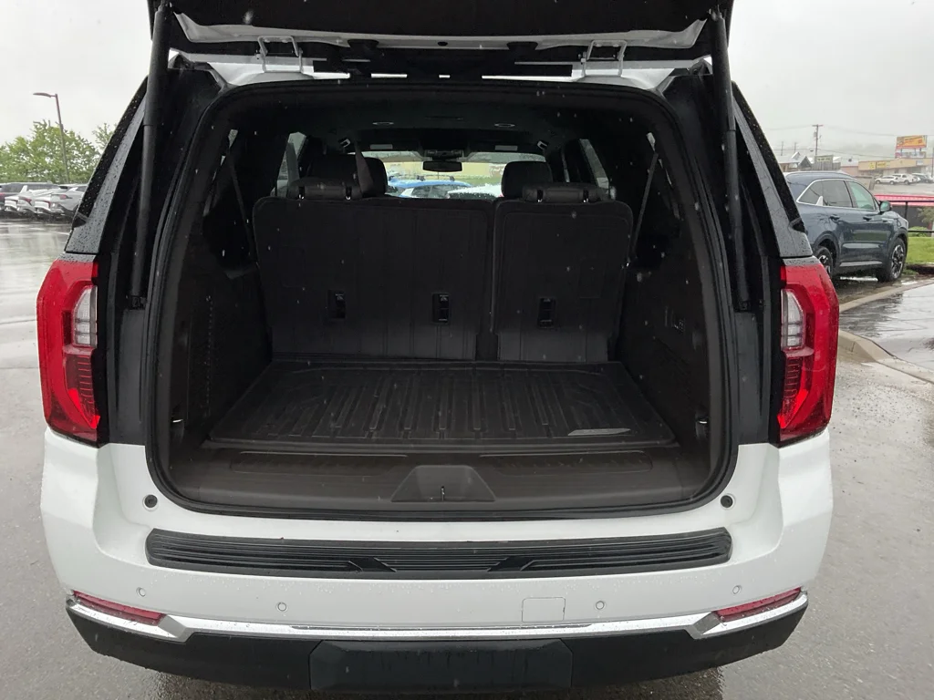 Used 2025 Summit White GMC Elevation image 17