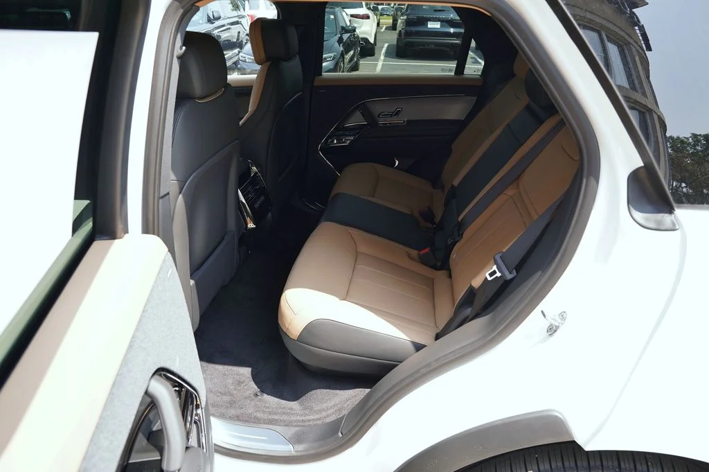 New 2026 Fuji White Land Rover Dynamic SE image 32