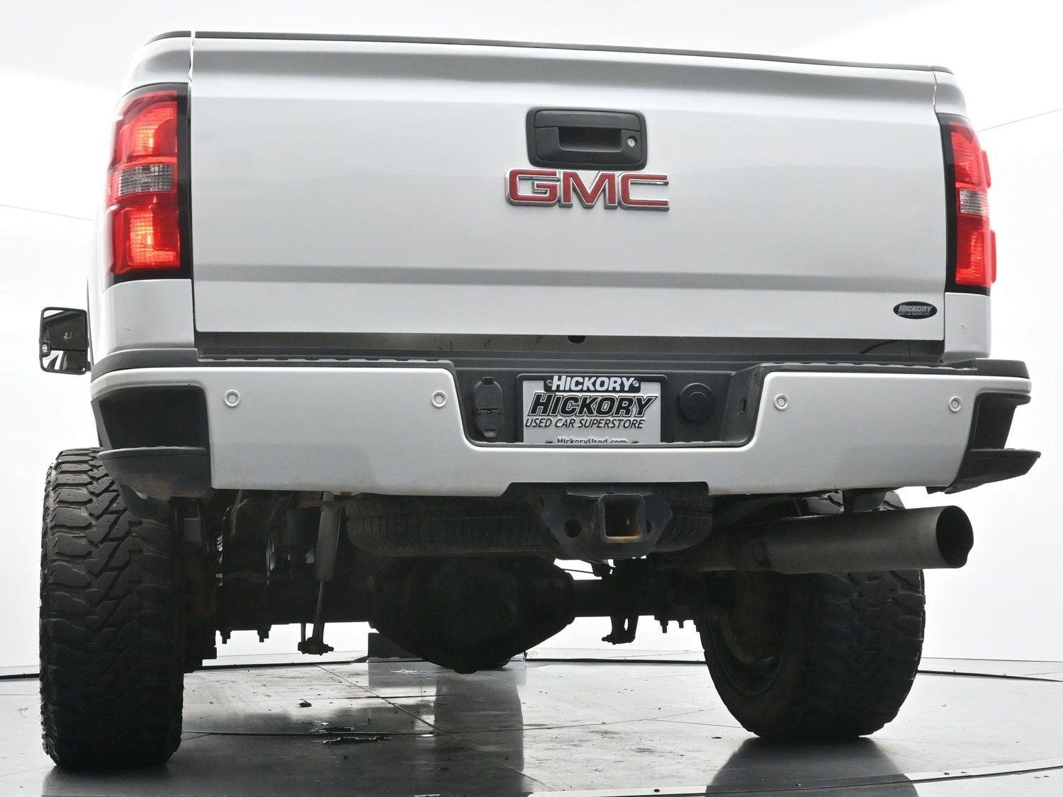Used 2019 White Frost Tricoat GMC Denali image 49