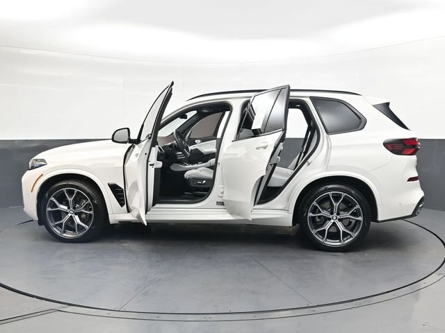 Used 2025 White BMW xDrive40i image 37