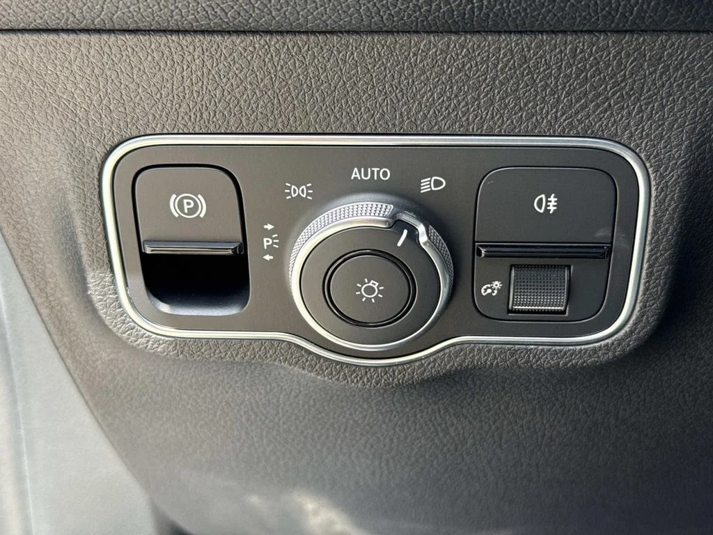 Used 2022  Mercedes-Benz GLB 35 AMG® image 42