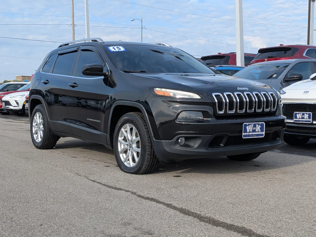 Used 2015 Brilliant Black Crystal Pearlcoat Jeep Latitude image 1