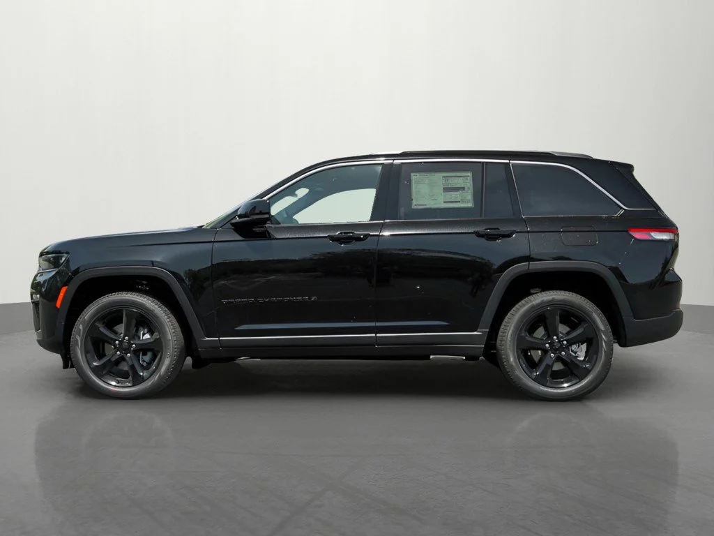 New 2026 Diamond Black Crystal Pearlcoat Jeep Limited image 3