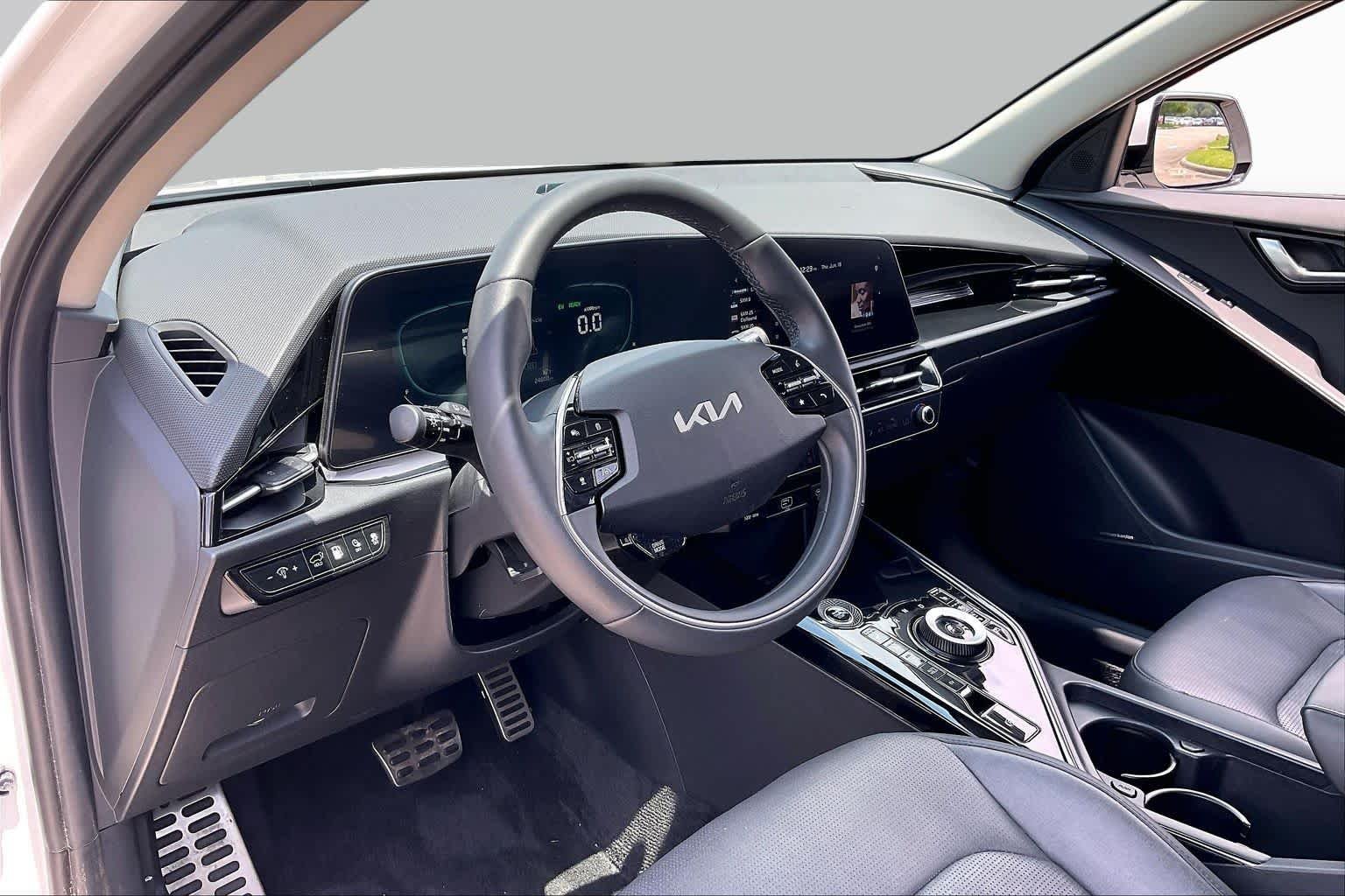 Used 2024 Snow White Pearl Kia SX Touring image 16
