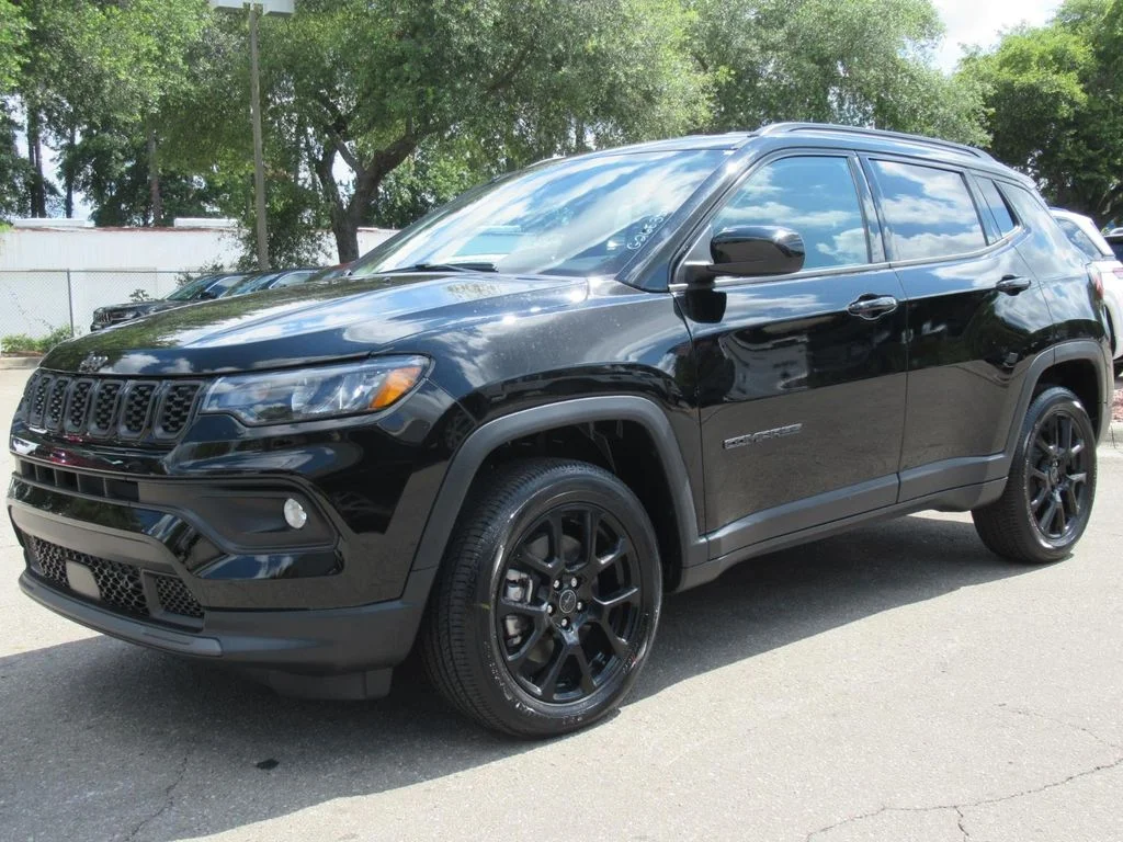 New 2026 Diamond Black Crystal Pearl-Coat Exterior Paint Jeep Latitude Altitude image 3