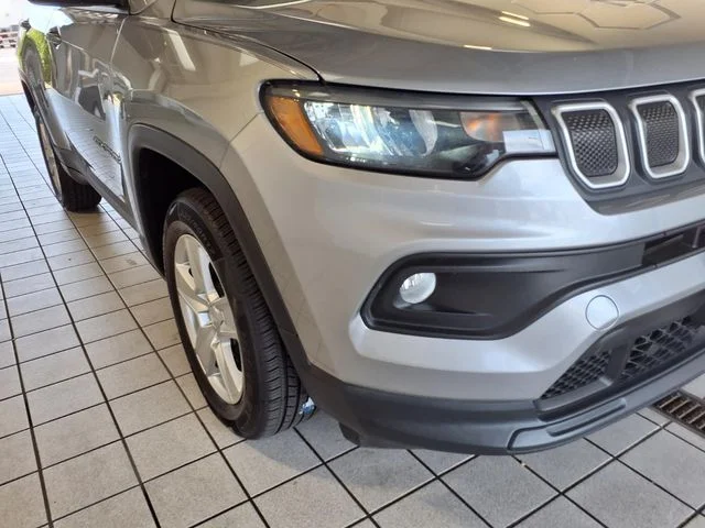 Used 2022 Billet Silver Metallic Jeep Latitude image 23