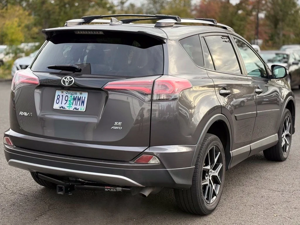 Used 2018 Magnetic Gray Metallic Toyota SE image 5