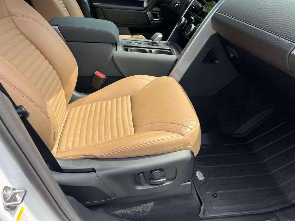 Used 2025  Land Rover Dynamic SE image 16
