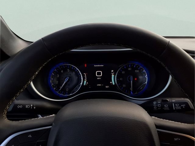 Used 2025  Chrysler Select image 11