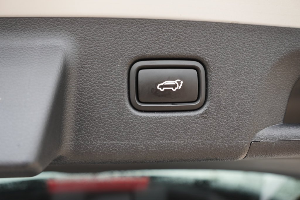 Used 2025 White Hyundai SEL Premium image 24