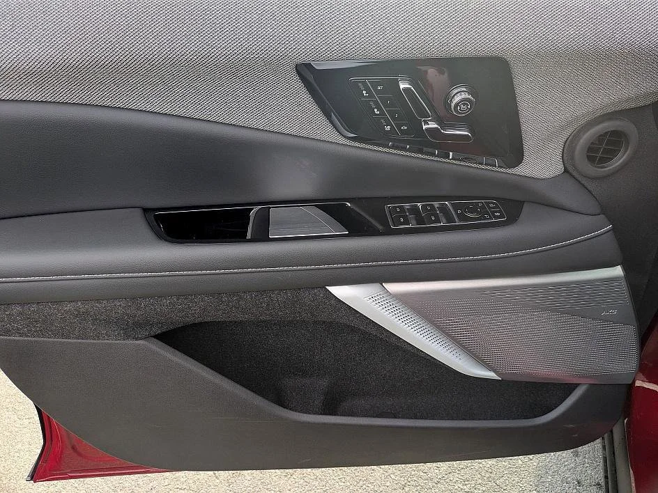 2025 Cadillac OPTIQ Luxury 2 - Photo 12