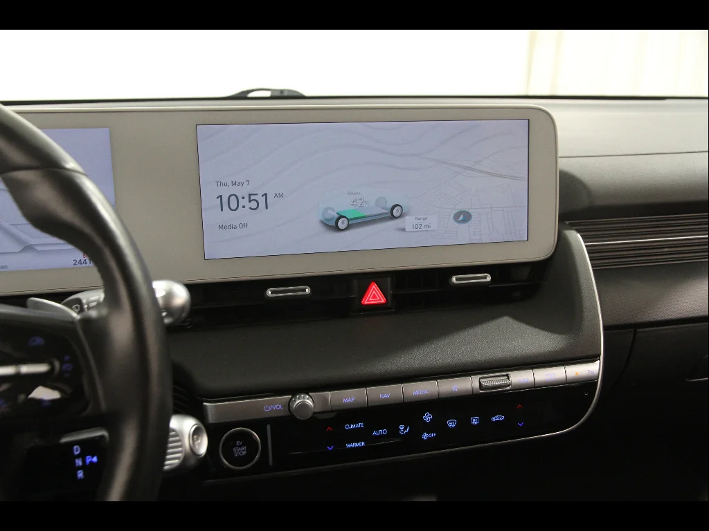 Certified Used 2024 Atlas White Hyundai SEL image 9