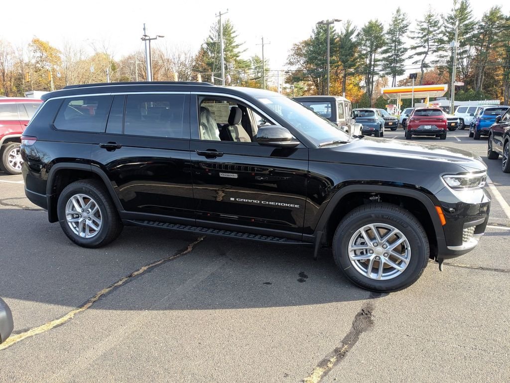 New 2025 Diamond Black Crystal Pearl-Coat Exterior Paint Jeep Laredo image 2