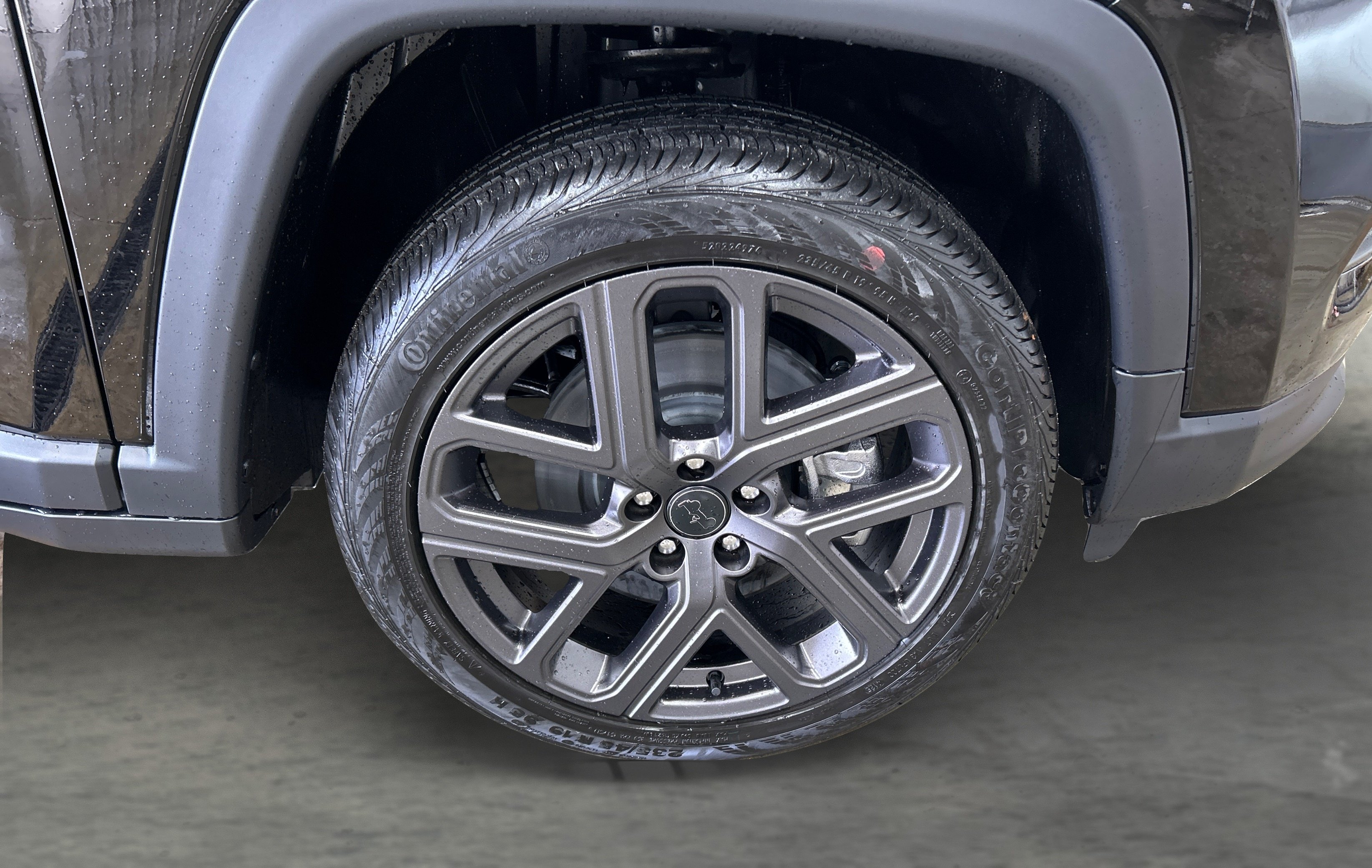 New 2026 Diamond Black Crystal Pearl-Coat Exterior Paint Jeep Latitude image 22