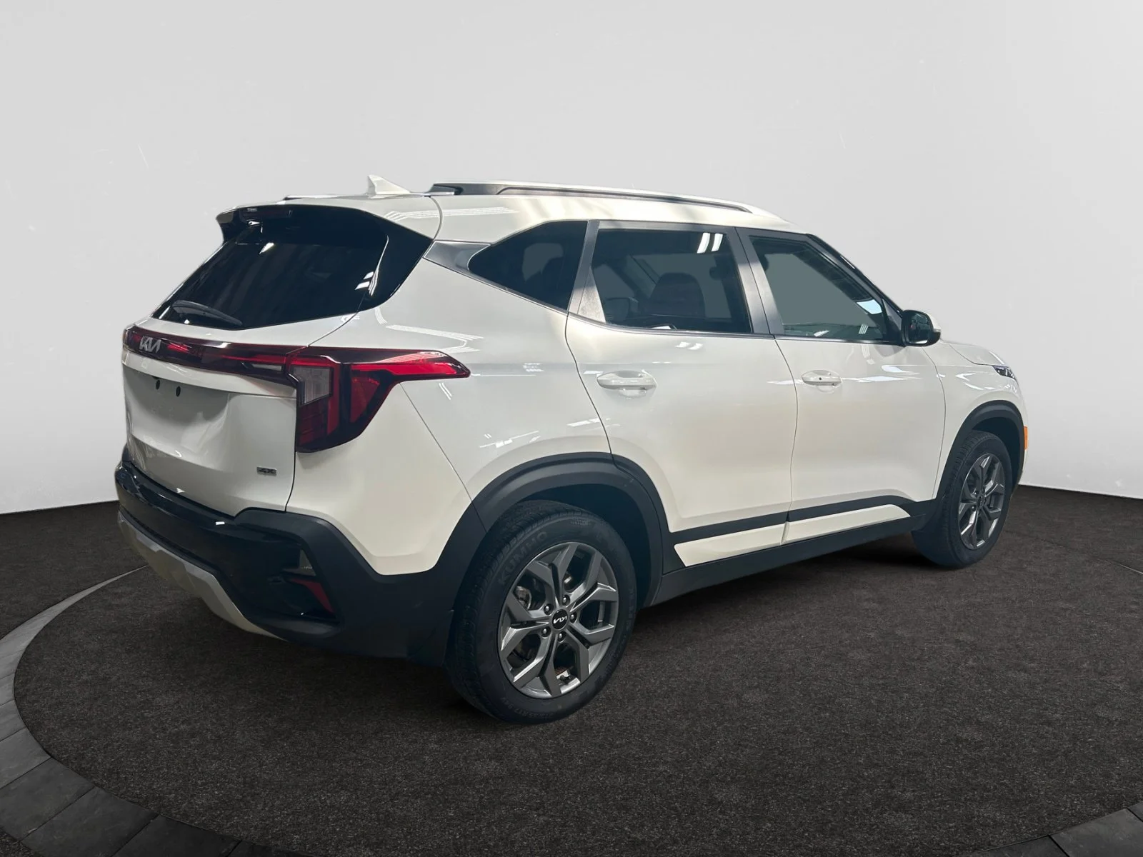 Used 2024 WHITE Kia EX AWD image 5