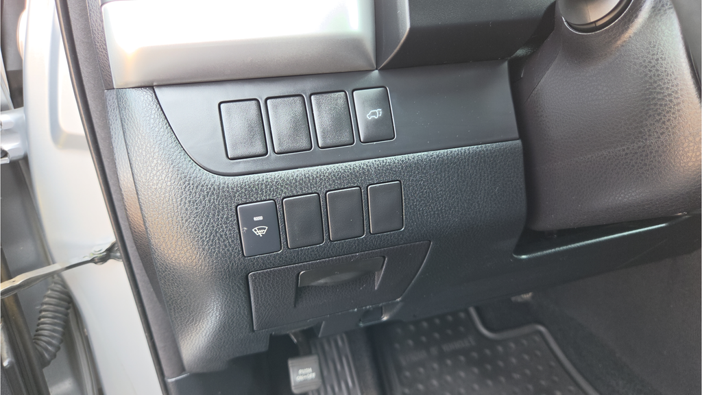 Used 2014 Silver Toyota XLE V6 image 44