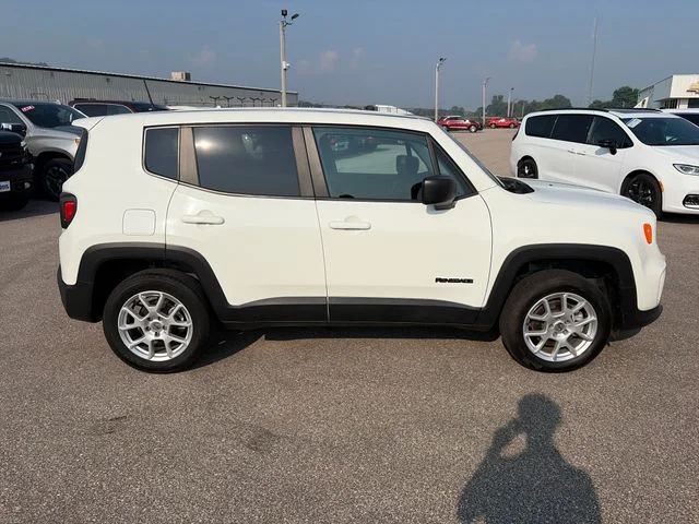 Used 2023 Alpine White Clearcoat Jeep Latitude image 9