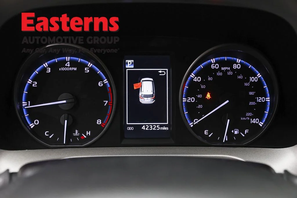 Used 2018 Silver Toyota LE image 17