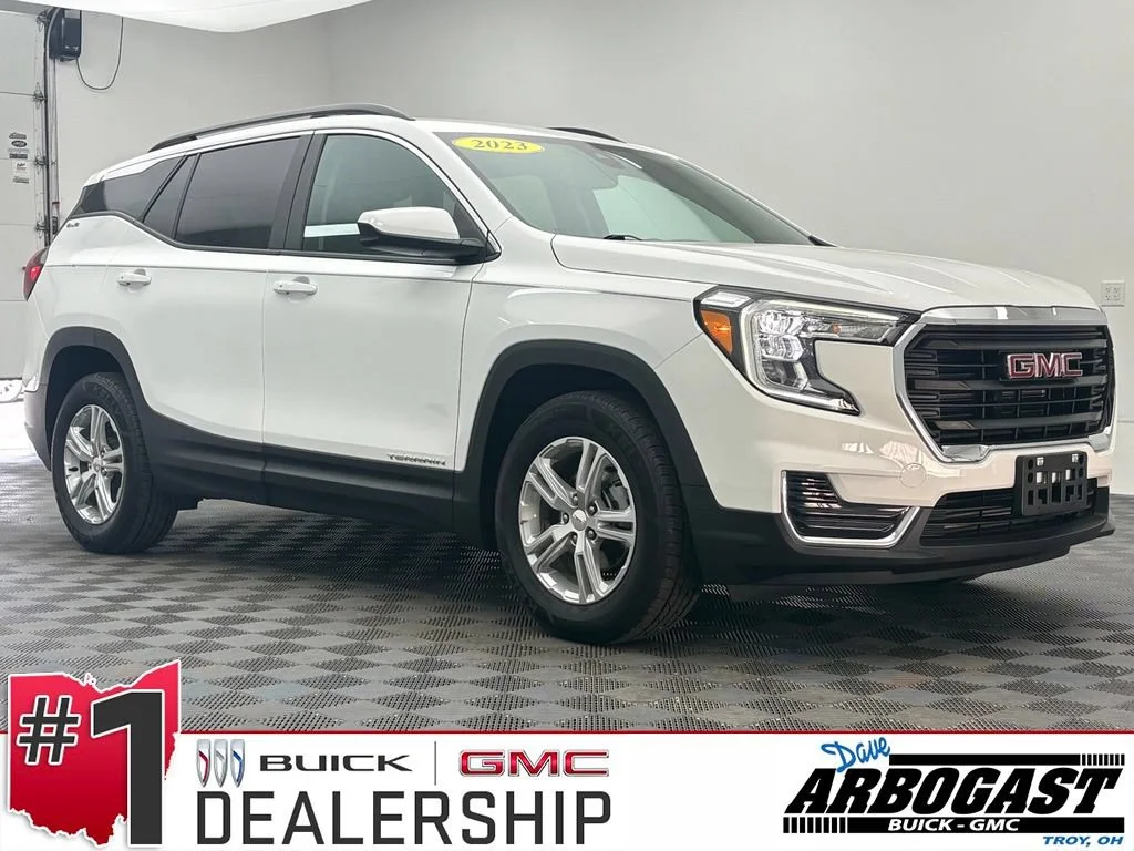 Used 2023 Summit White GMC SLE image 1