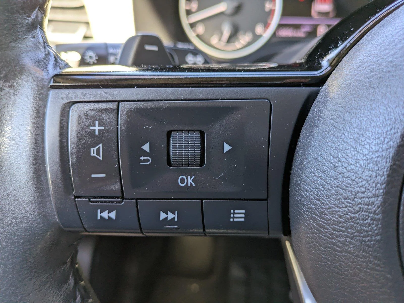 Used 2023 Pearl White Tricoat Nissan SV image 25