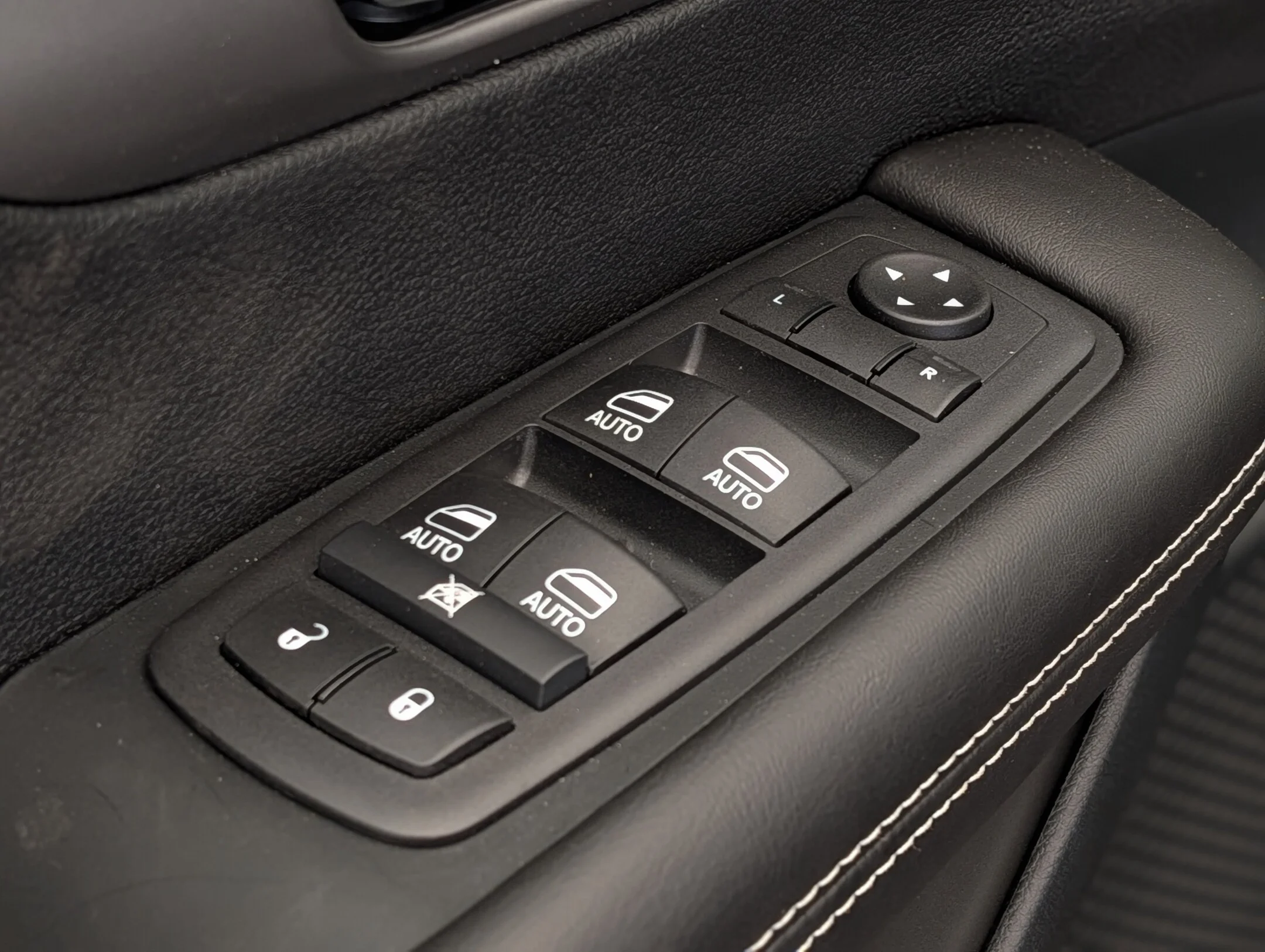 New 2027 Black Chrysler Select - - AWD - Adaptive Cruise Control - Blind Spot Monitor & More! image 13