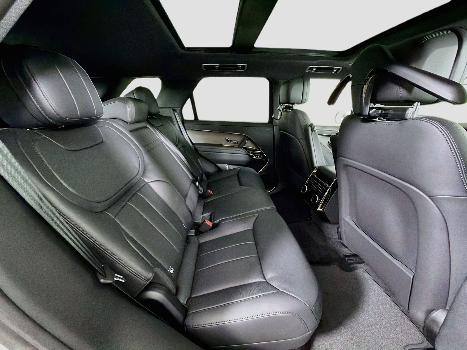 New 2026 Fuji White Land Rover Dynamic SE image 31