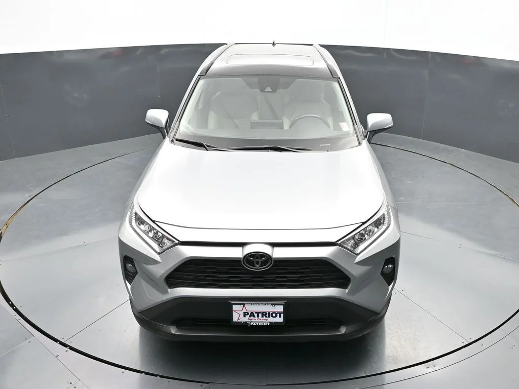 Used 2020 Silver Toyota XLE Premium image 40