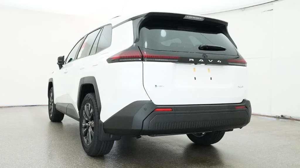 New 2026 Ice Cap Toyota XLE Premium image 7