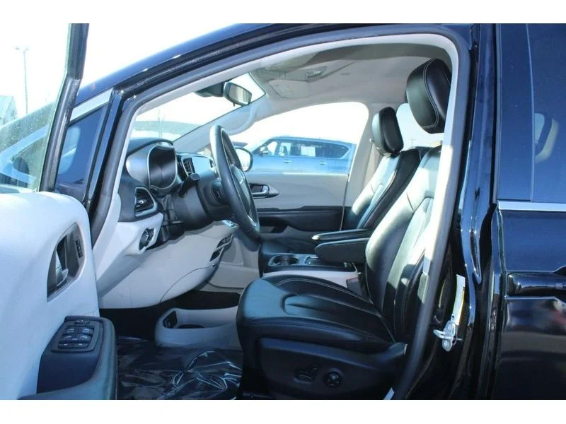 Used 2024  Chrysler Touring L image 9