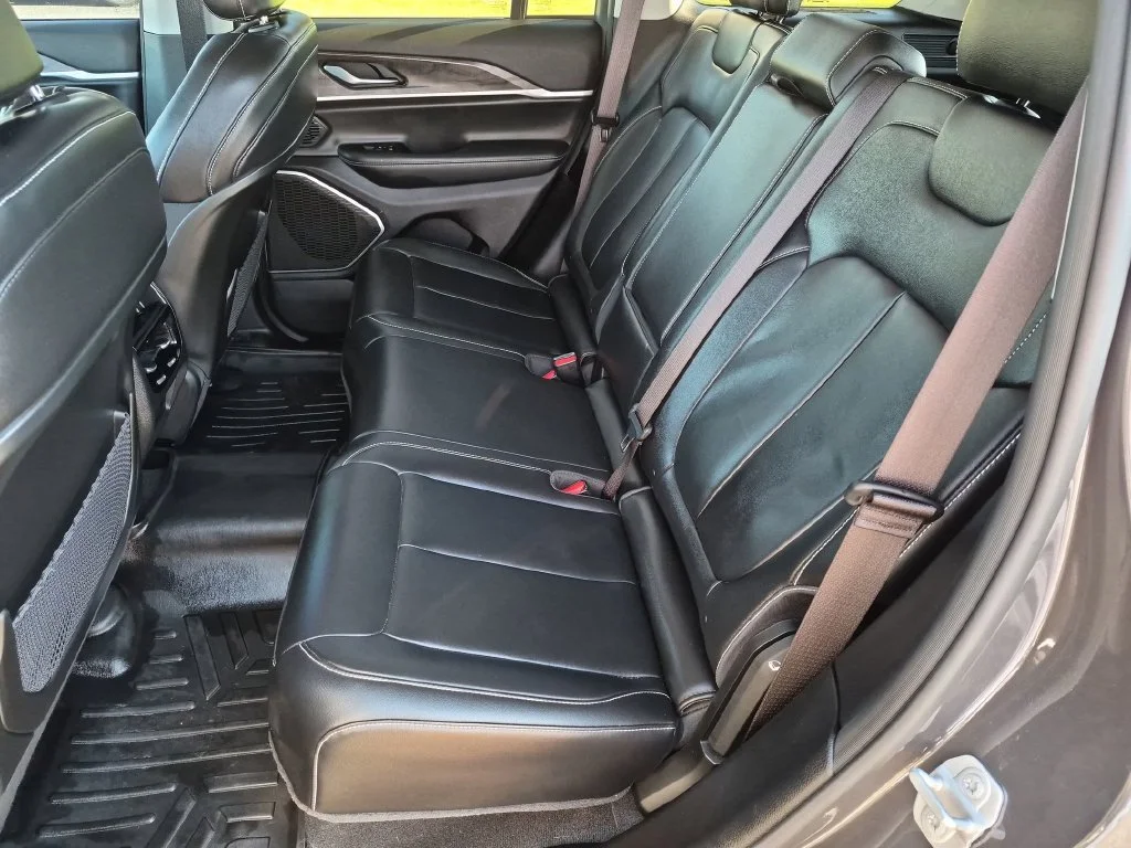 Used 2022  Jeep Limited image 28