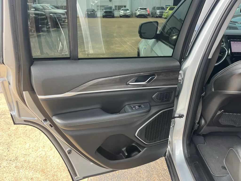 Used 2023 Silver Zynith Jeep 4xe image 29