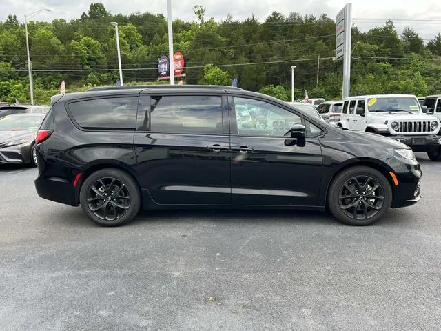 Used 2025 Black Chrysler Limited image 2