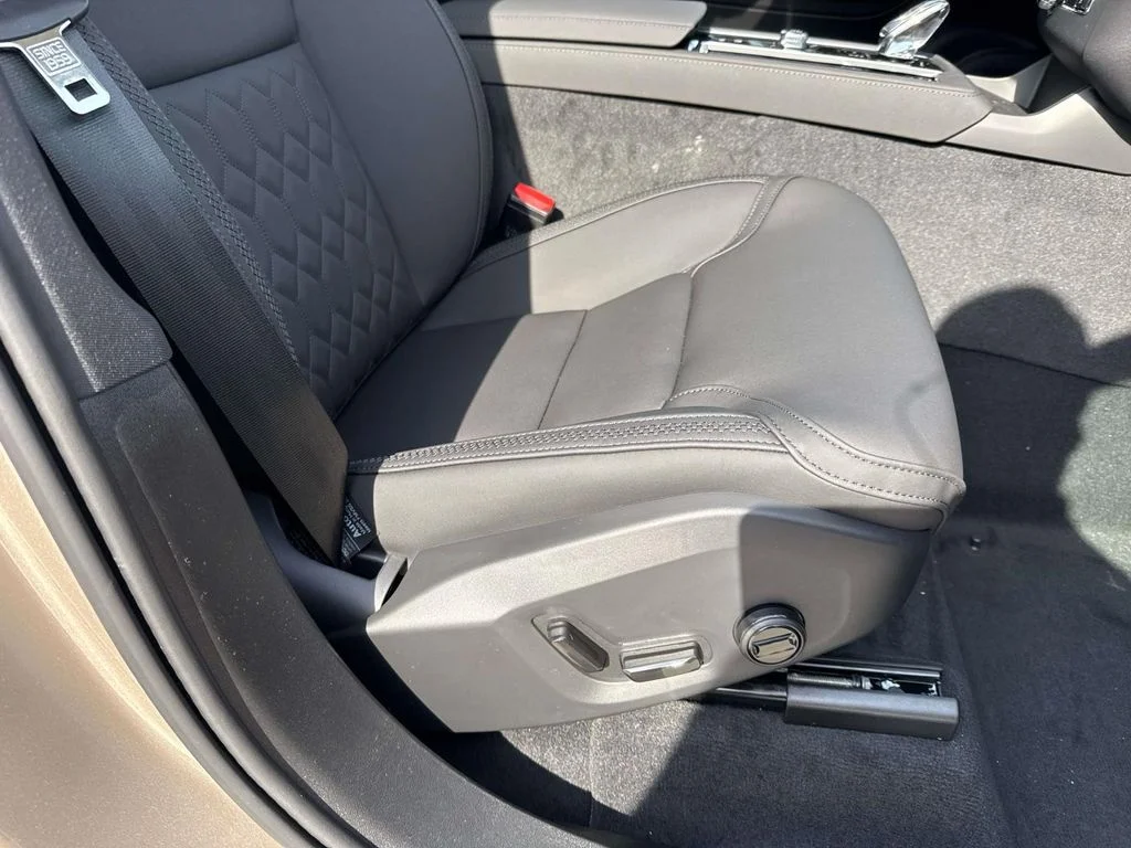 New 2026  Volvo B6 Plus 7-Seater image 16