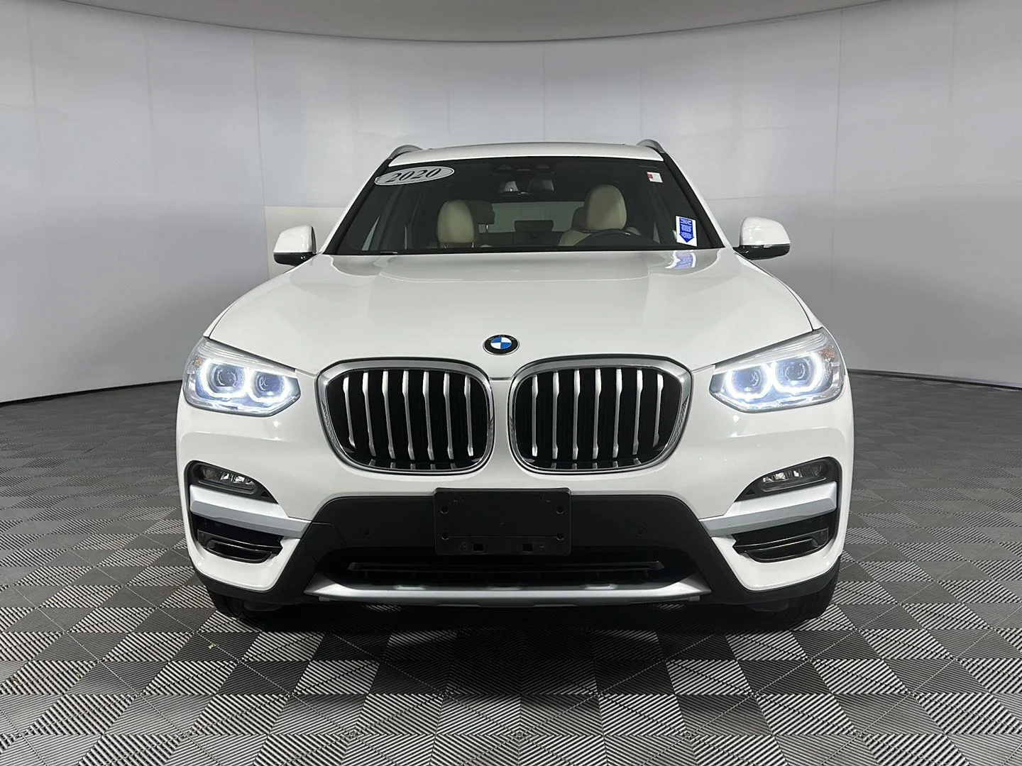 Used 2020 Alpine White BMW xDrive30i image 2