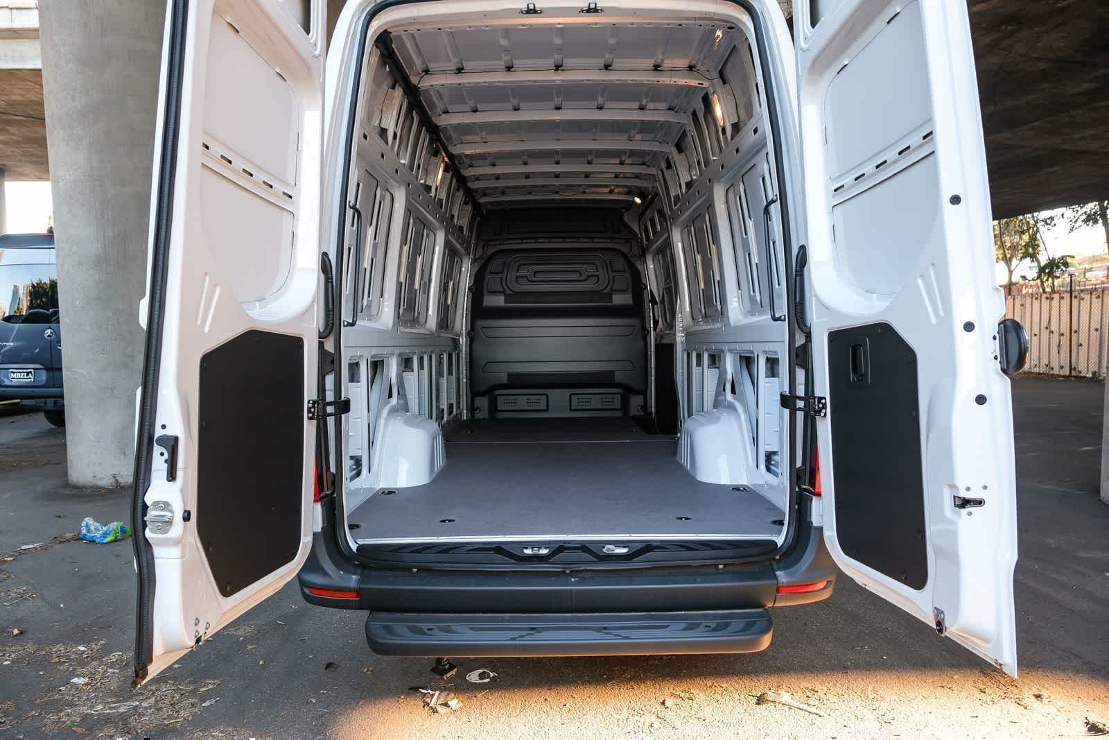 New 2025 Arctic+White Mercedes-Benz Cargo 170WB High Roof 113kw Battery RWD SO Motor image 28