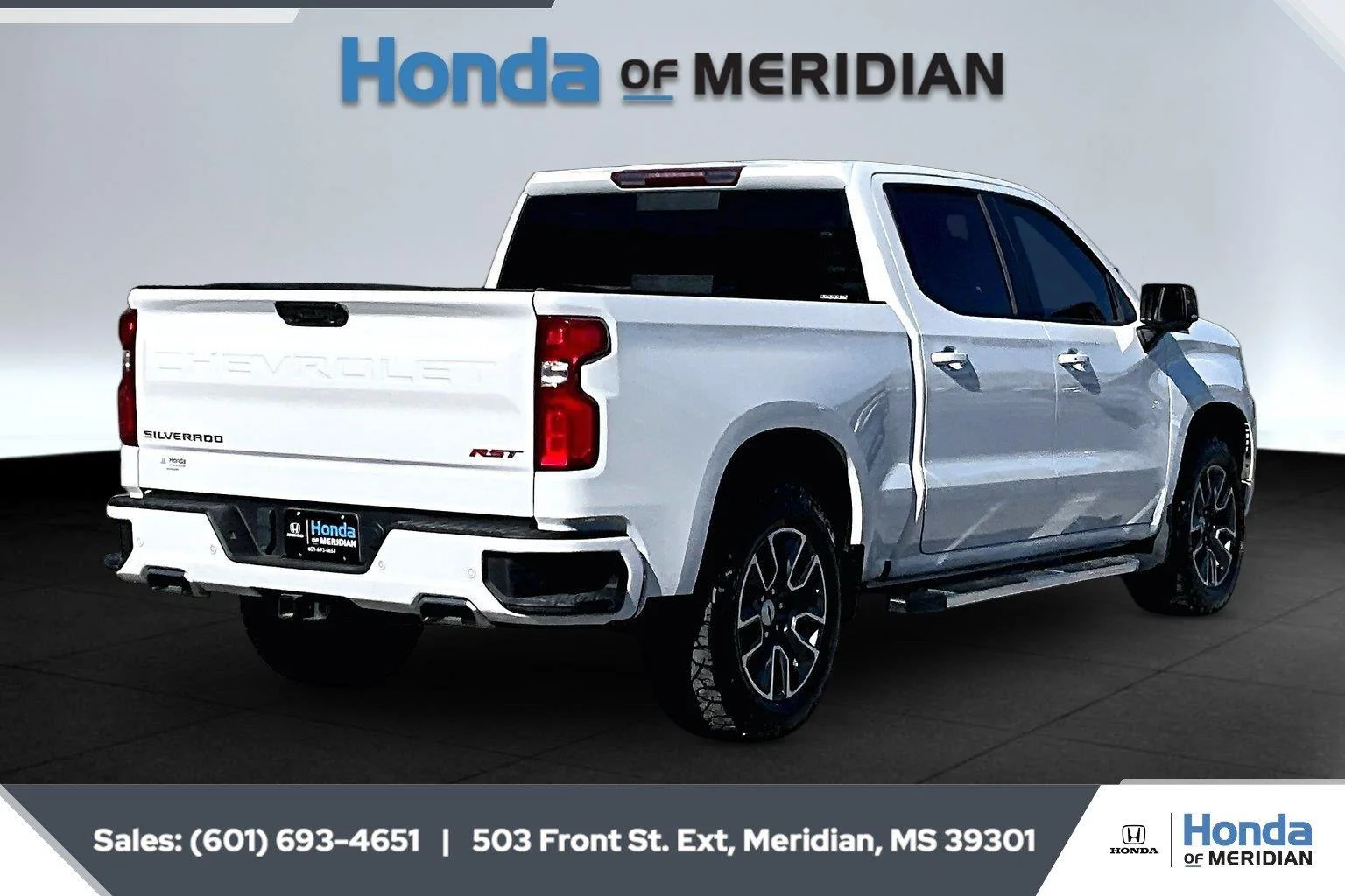 Used 2025 Summit White Chevrolet RST image 11
