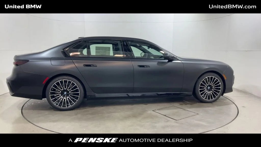 2026 BMW 7 Series 750e - Photo 9