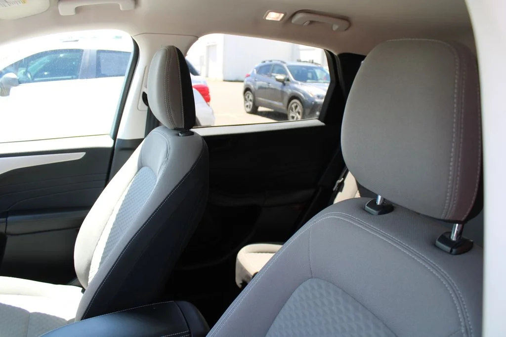Used 2022 Oxford White Ford SE image 15